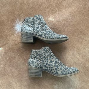 Billabong cheetah booties